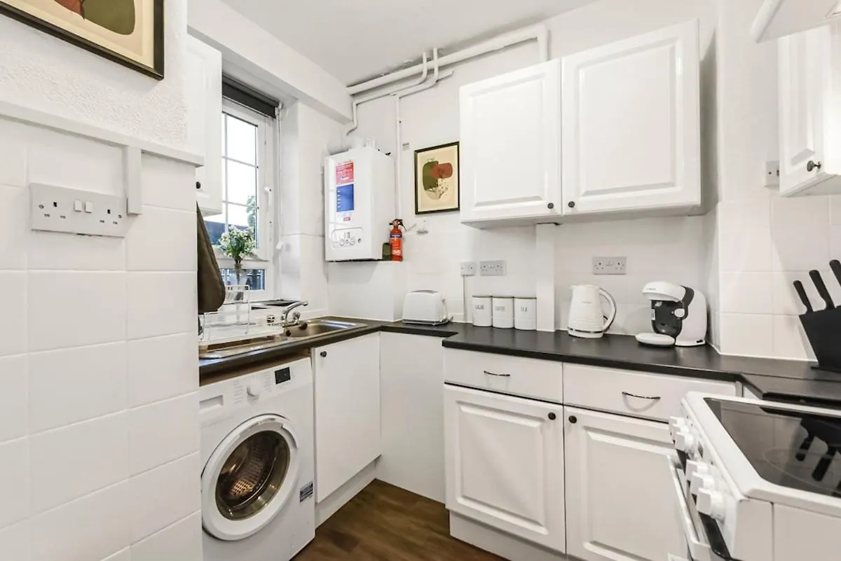 Cosy Cityscape Two Bed Apartment London