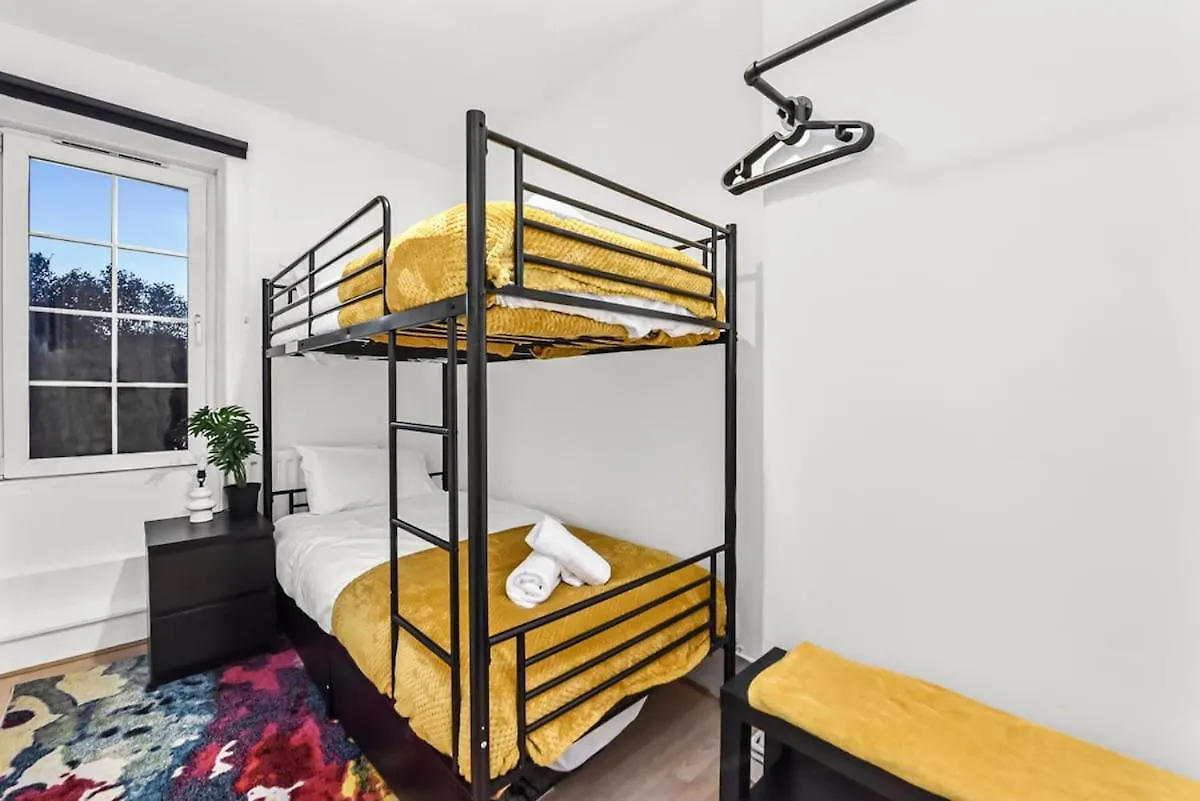 Cosy Cityscape Two Bed Apartment London 0*,