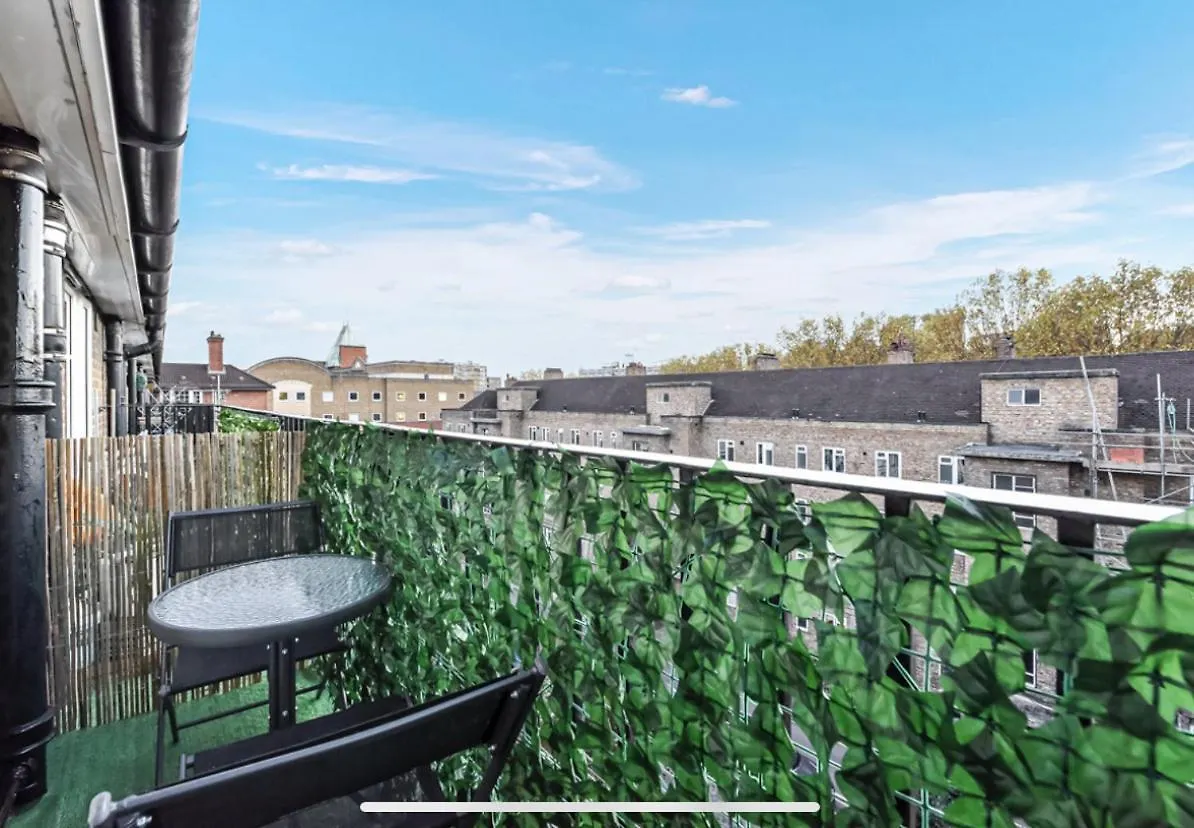 Cosy Cityscape Two Bed Apartment London
